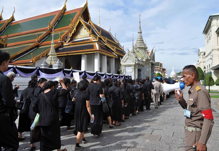 Thailand News 15-03-17 3 NNT People pay respects to late King Bhumibol 1