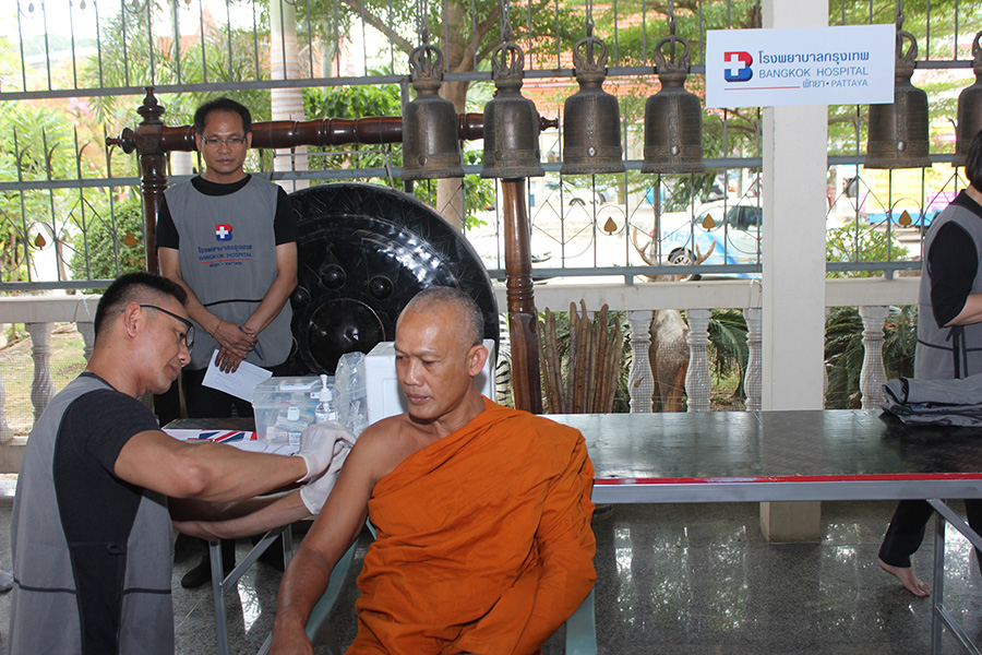 Bangkok Hospital Pattaya wrapped up its “do good for Dad” temple campaign to honor HM the late King by providing flu shots to monks and cleaning up Nongyai Temple.
