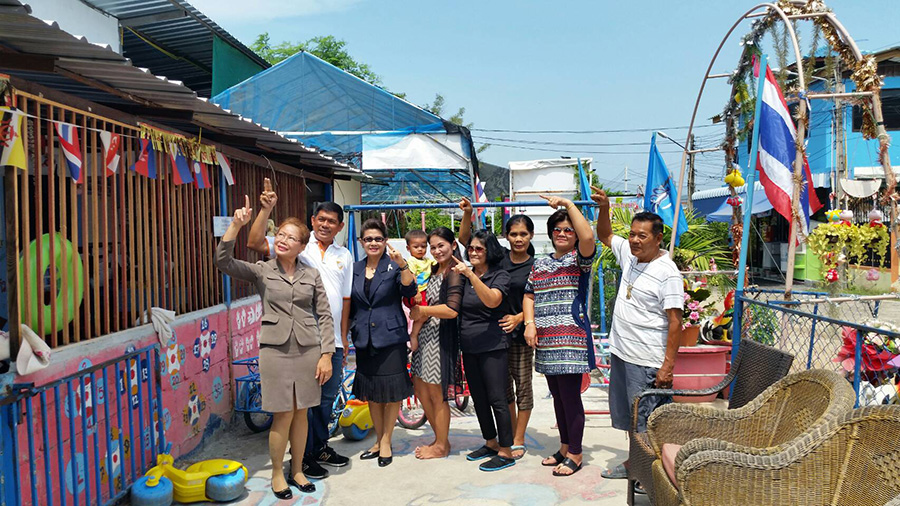 Janta Airmic presents 5,000 baht to daycare center director Kantana Ponchai to help finish the roof on the Soi Korphai Community’s children’s center.