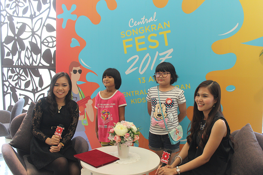 Kwanchanok Settawong (left), Marketing Manager of Central Department Store Co., Ltd., and Duean Rakkrakul (right), Marketing Support Department, invite children to take part in the Central Songkran Kids Contest 2017 to win scholarships.