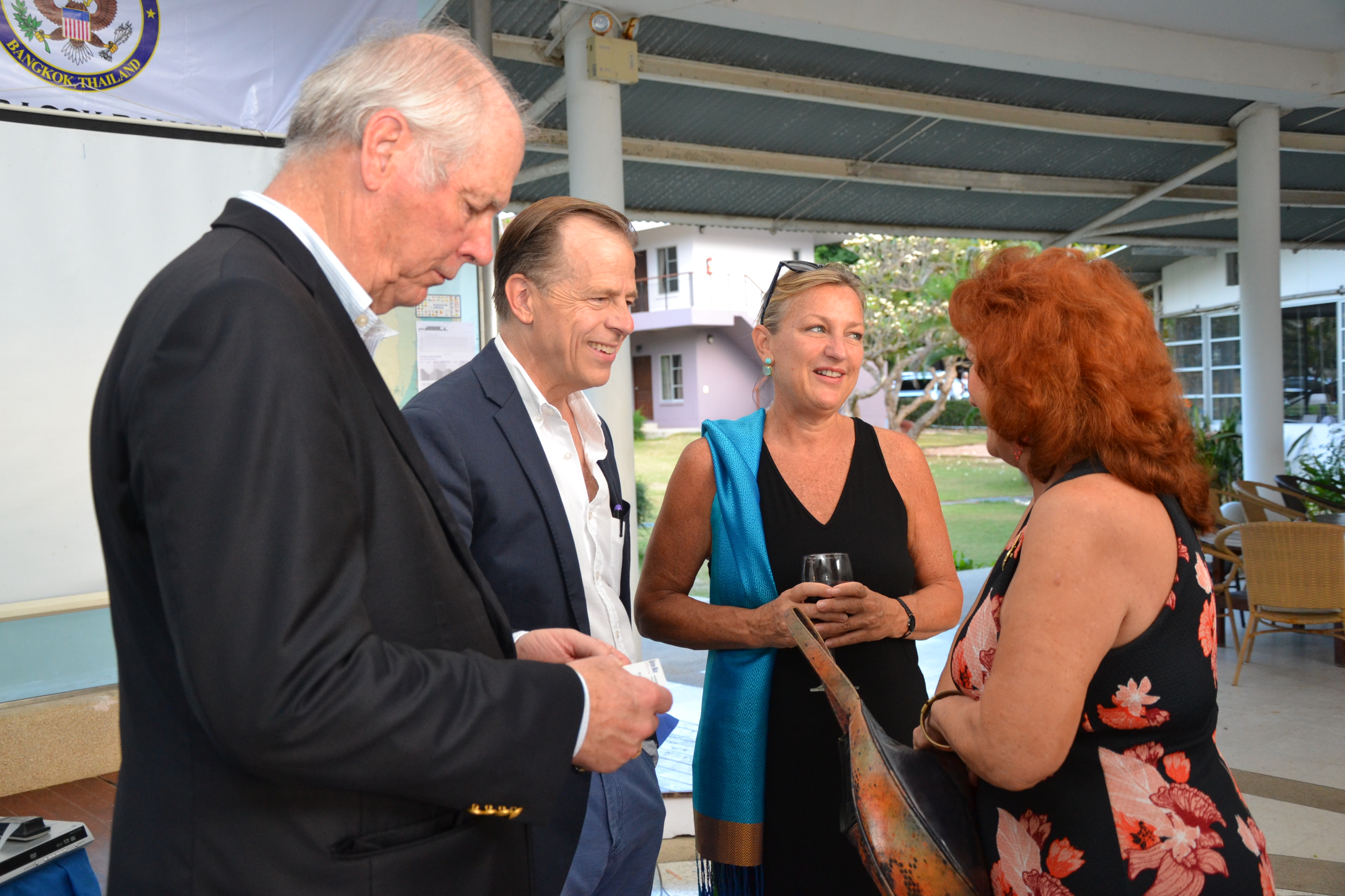 The ambassador greets Elfi Seitz, editor of the Pattaya Blatt.