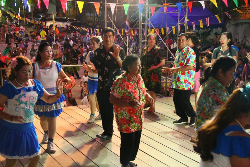 People are invited to dance the ramwong after the initial ceremony.