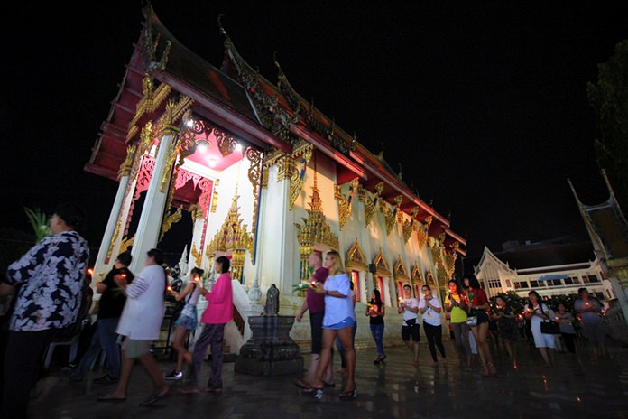 Worshippers perform the Wien Thein, walking 3 times around the temple while remembering the significance of the Three Jewels of Buddhism: the Buddha, Dharma and the Sangha.