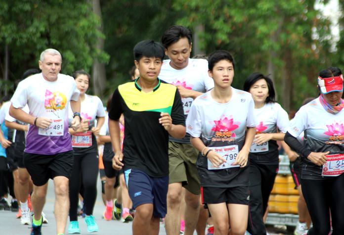 Hundreds of runners took part in the event to celebrate Visakha Bucha Day and World Peace Day.
