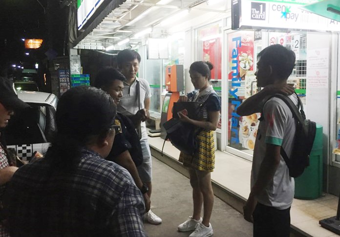 A Chinese couple was robbed of about 10,000 baht by a pair of quick-change artists.