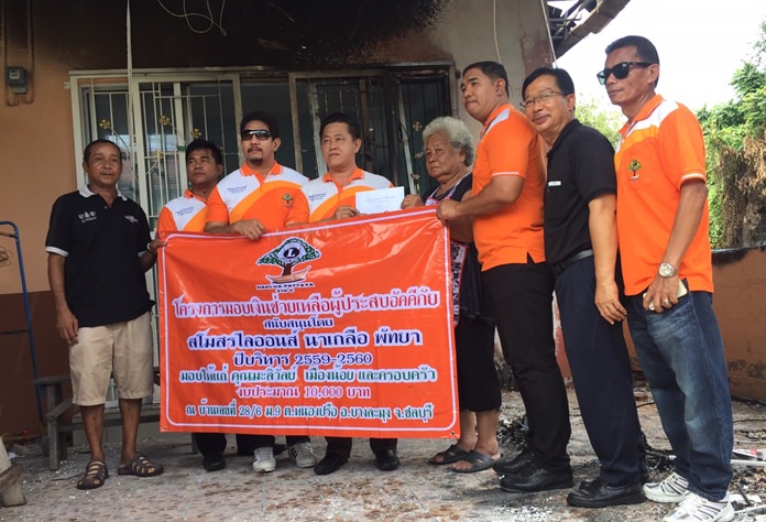 The Lions Club of Naklua-Pattaya donated 10,000 baht to Maliwan Muangnoi, who accidentally set her house on fire.