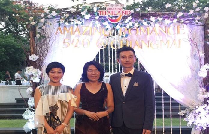Ms. Runjuan Thongrut (centre), TAT Director of East Asian Region, and Mrs. Zhu Lijuan and Mr. Li Junbao