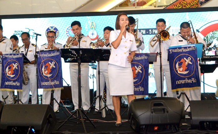 The Duriyang Sattahip Navy Band also put on great performance.
