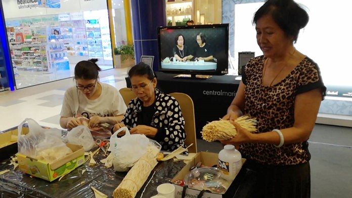 The Central Marina mall is giving everyone a chance to contribute to HM the late King’s cremation ceremony in October by creating artificial flowers.
