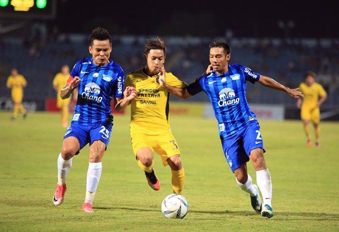 Pattaya United’s Picha Autra (centre) challenges the Chonburi FC defenders during the two teams’ Thai Premier League match at the Chonburi Stadium in Chonburi, Saturday, June 17. (Photo/Pattaya United)
