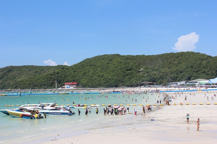 Koh Larn is a tourist attraction popular among many Thai and foreign travelers because it’s close to Pattaya and has become a favorite place to play in the sea.