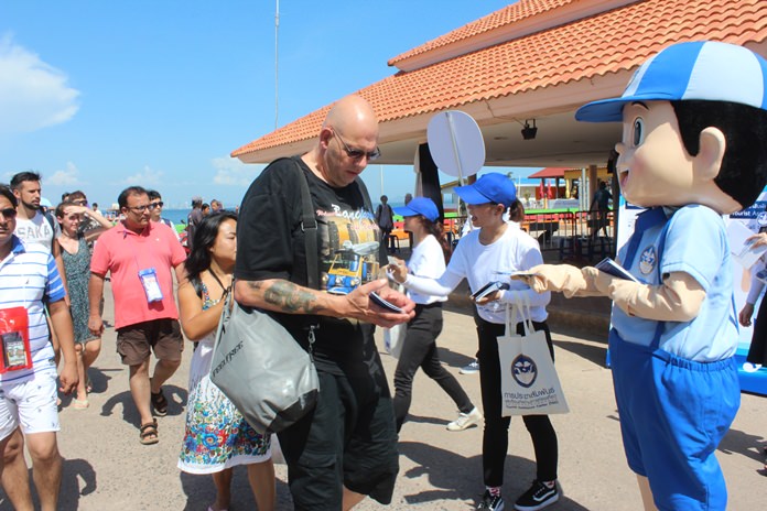 Tourists receive a copy of the “Do’s & Don’ts: Guidelines for Tourists” available in three languages (Thai, Chinese, and English) from Nong Namjai, the official mascot of the project.