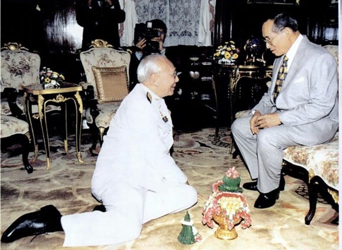 HM King Bhumibol Adulyadej grants an audience to Bhichai Rattakul before the latter embarked on his journey to serve as President of Rotary International in 2002-03.