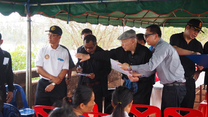 PRIP Bhichai Rattakul travelled to Nong Nontai in Sakon Nakhon province to personally inspect the Monkey’s Cheeks project.