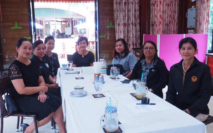 Pattaya School No. 3 head of academics Jariya Ruaysawad and teachers met with Diana Group Managing Director Sopin Thappajug to begin developing a curriculum for the “School in Hotel” program.