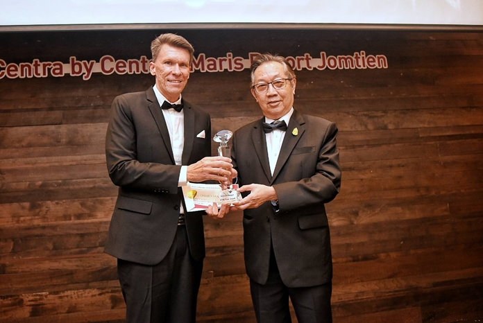 David Martens (left), General Manager at Centara Grand Beach Resort & Villas Hua Hin wins the General Manager of the Year Award and receives his trophy from Suthikiati Chirathivat, Chairman of the Board.
