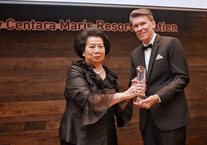 Khunying Sujitra Chirathivat (left), Honorary Advisor to the Board Committee, presents the Hotel of the Year Award to David Martens, GM at Centara Grand Beach Resort & Villas Hua Hin.