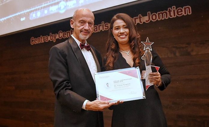 Gerd K. Steeb (left), Advisor to the Board presents Pattaya Kongmark, Asstistant Executive Housekeeper at Centara Karon Resort Phuket with the Special Contributions Award.