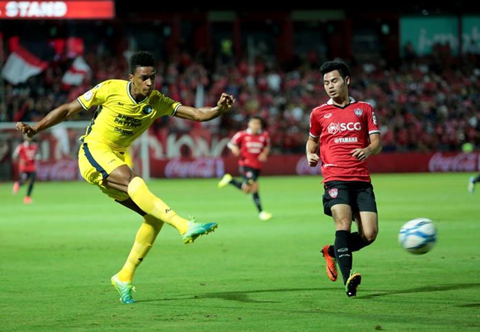 Pattaya United’s Welligton Prior (left) fires in a shot against Muang Thong United at the SCG stadium in Bangkok, Sunday, July 2. (Photo/Pattaya United FC)