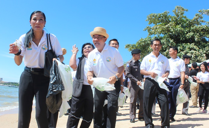 Tourism and Sports Minister Kobkarn Wattanavrangkul (left) helps collect garbage off Pattaya Beach to raise awareness for “green tourism”.