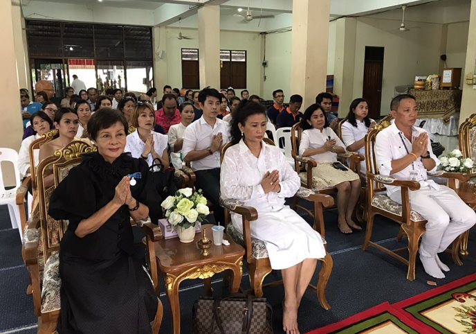 Diana Group Managing Director Sopin Thappajug (left) leads her group in making merit after donating Khao Pansaa candles to Wat Nongprue, Wat Khao Phothong and Wat Suttawas. 