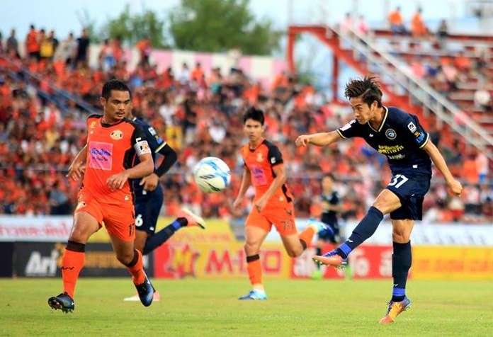 Pattaya United’s Pich U-Tra (right) fires in a shot on the Sisaket goal during the first half of their Thai Premier League game at the Sri Nakhon Lamduan Stadium in Sisaket, Sunday, July 9. (Photo/Pattaya United FC)
