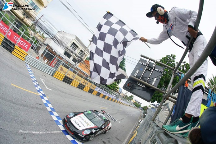 UNIXX – TR-Motorsport’s Thomas Raldorf takes the chequered flag to win Race 1 at the Bang Saen Speed Festival.