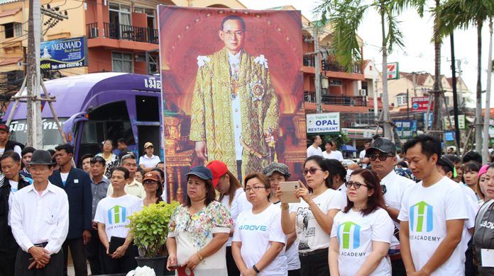 People sang songs and cleaned Jomtien Beach at an event to honor HM the late King’s environmental activism.