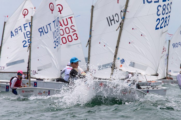 Optimist sailors battle the tricky race conditions on Day 1 of the Optimist Championship 2017 at Royal Varuna Yacht Club in Pattaya. (Photo/Matias Capizzano)