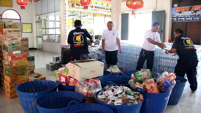 The Sawang Boriboon Thammasathan Foundation is still taking donations of food, clothing and cash to support victims of severe flooding in Sakon Nakhon.