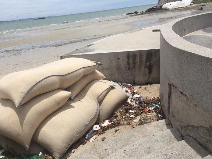 Three months after first complaining that a blocked-off portion of Pattaya Beach has become a haven for homeless people and a base for petty thieves, beach chair vendors say the situation has gotten worse.