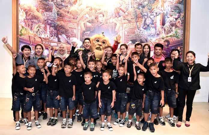 Children pose for a photo after enjoying the fabulous Kaan show at the Singha D’Luck Cinematic Theatre in Pattaya, August 9.