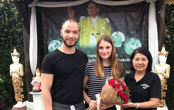 Pinnat Charoenphol (right), director of the TAT Chiang Mai Office, meets with Kaleth and Leifeld to personally convey the TAT’s heartfelt gratitude.