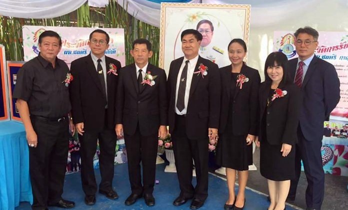 Mayor Anan Charoenchasri and officials open Pattaya School No. 5’s 66th anniversary academic fair.