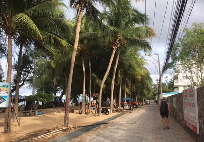 This is the beautiful Dongtan Beach that is about to be renovated. 