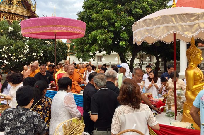 The Abbot of Wat Chaimongkol leads residents in the Tak Baht Devo ceremony.