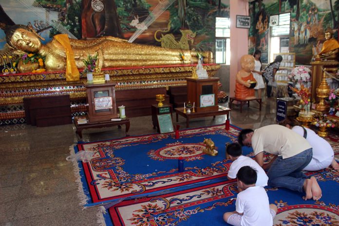 Worshipping Luang Poh To at Wat Suttawas.