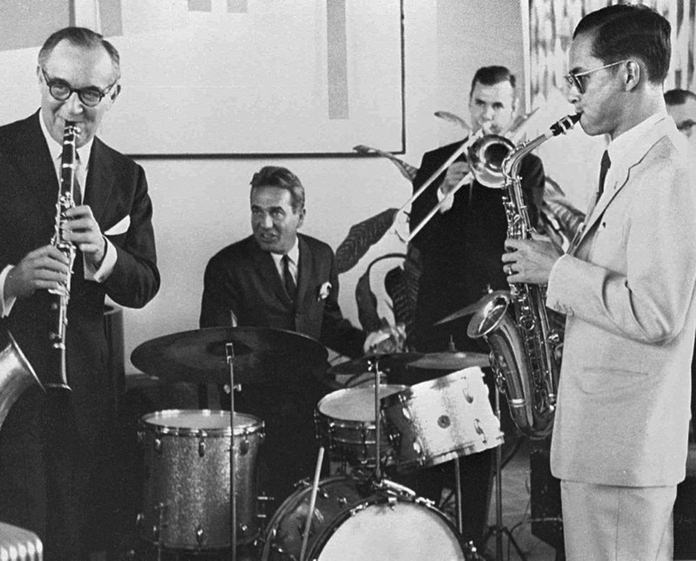 His Majesty the late King Bhumibol Adulyadej (right) plays the saxophone during a jam session with legendary jazz clarinetist Benny Goodman (left), drummer Gene Krupa (second left), and trombonist Urbie Green in New York, July 5, 1960. (Bureau of the Royal Household via AP)