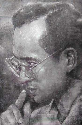 This image shows part of Chiang Rai artist Suwit Jaipom’s coal on canvas tribute to His Majesty the late King Bhumibol Adulyadej.