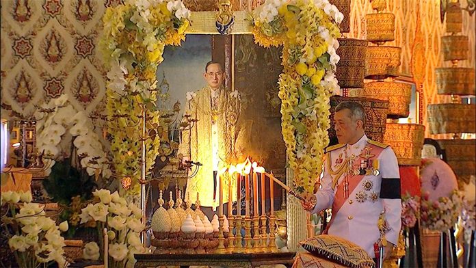 His Majesty the King lights candles and joss sticks to pay his respects to the royal relics of His Majesty the late King Bhumibol Adulyadej. (NNT)