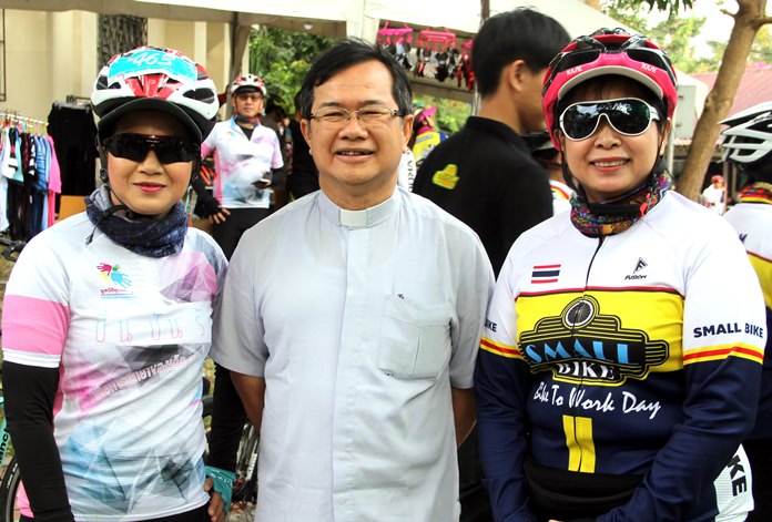 Father Michael welcomed the riders, including Khun Noi from Pattaya Sports Club, one of the event sponsors.