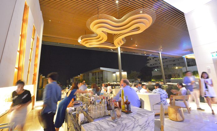Guests enjoy the evening at the exquiste lounge bar.