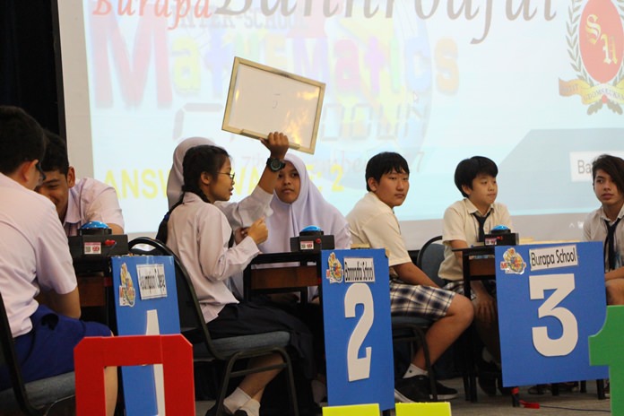 Students from Bannrodfai School hold up their answer to a quiz question.