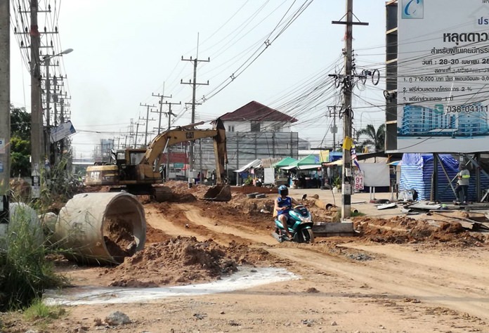 After months of promises that the long-delayed reconstruction of Soi Siam Country Club would be completed by the end of this month, Nongprue Mayor Mai Chaiyanit is now saying it will be done in “early 2018”. No firm date was given. Parts of the road are now complete and people living in that area of the “Darkside” will be hopeful to finally see the project done after years of disruption. Stay tuned. 