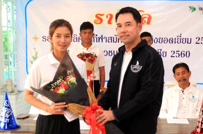 Ittipol Khunplume (right) president of the Windsurf Association of Thailand presents a bouquet to champion windsurfer Siriporn Kaewduang-ngam at the Treehouse Café on December 28.
