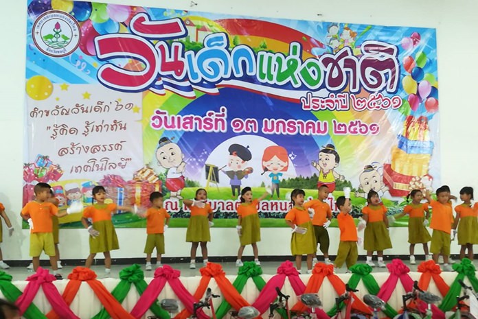 Adorable performers in Nong Plalai entertain the crowds.