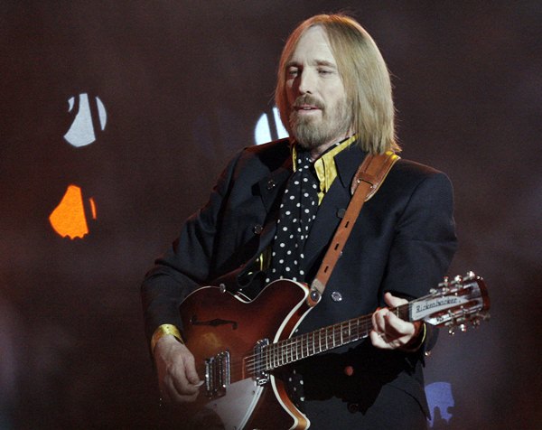 In this Sunday, Feb. 3, 2008 file photo, Tom Petty performs in Glendale, Ariz. (AP Photo/David J. Phillip)