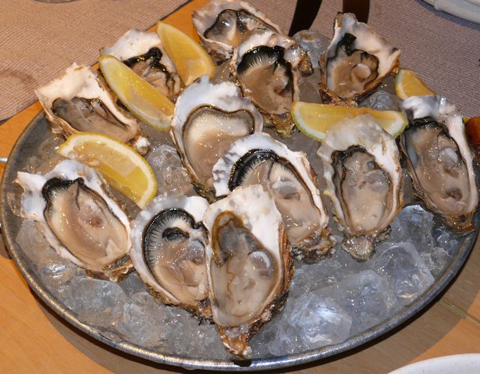 A large plate for Fin de Claire oysters.