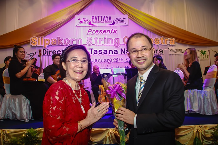 Radchada Chomjinda Director of the Human Help Network Thailand presents a bouquet to Tasana at the end of a most enjoyable concert.