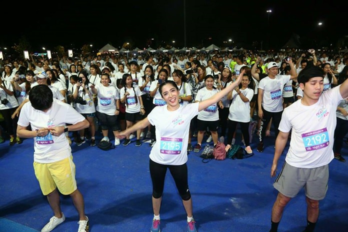 Pattaya administrators joined celebrities and about 2,500 joggers for a “happy run” around Pratamnak Hill.